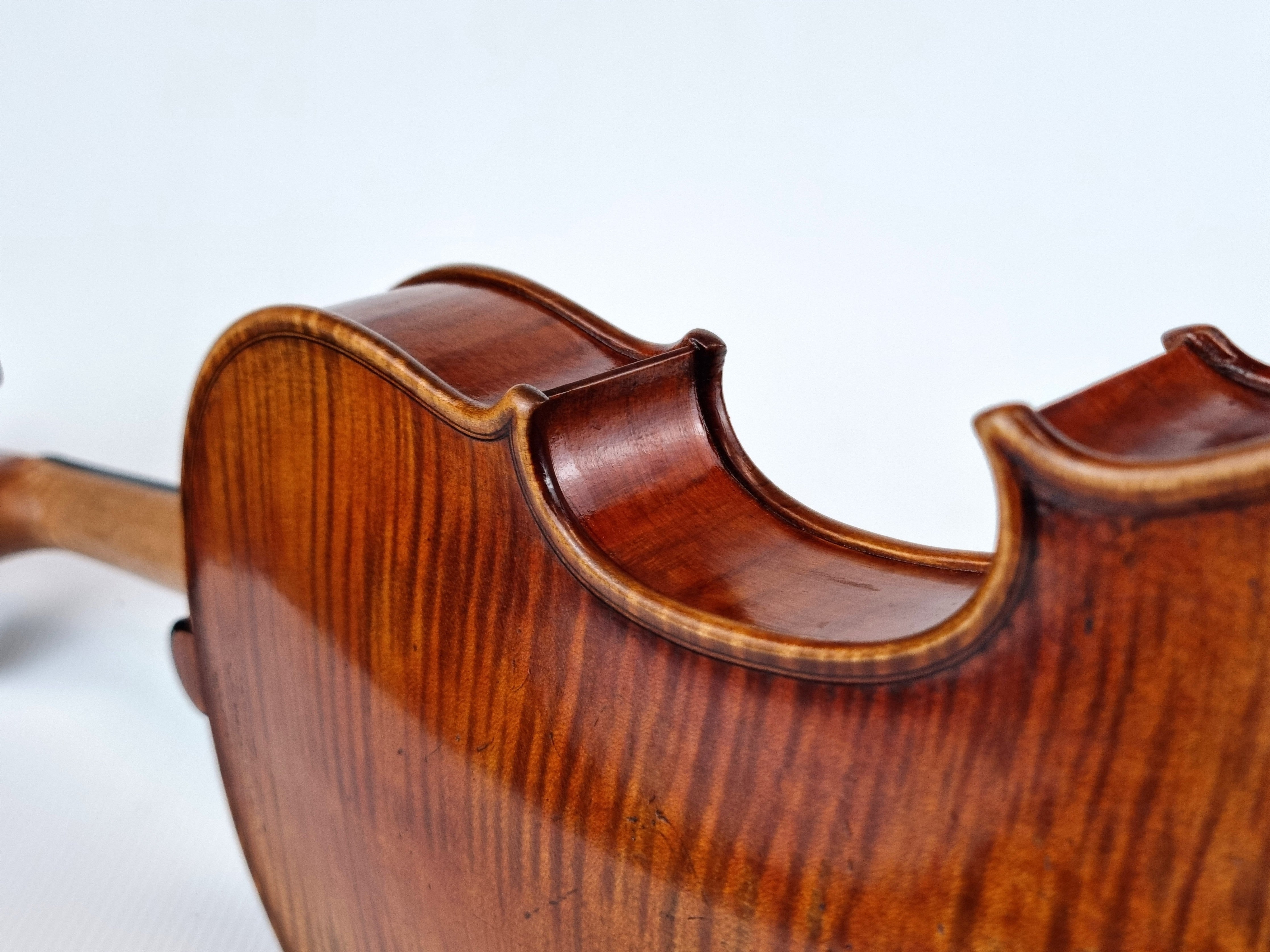 Luthier - 10 Violin